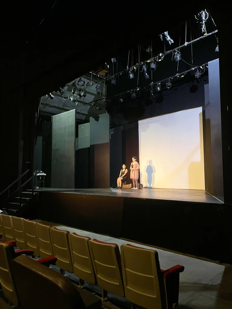 Vista del escenario del Teatro Lázaro Cárdenas, el destino del programa ¡Vamos al Teatro! que acerca a la comunidad a espectáculos en Pátzcuaro.