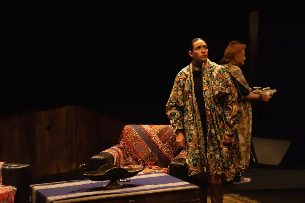 Actores egresados del Diplomado en una escena profesional, ejemplo de las clases de actuación en Michoacán que ofrece el CEDRAM.