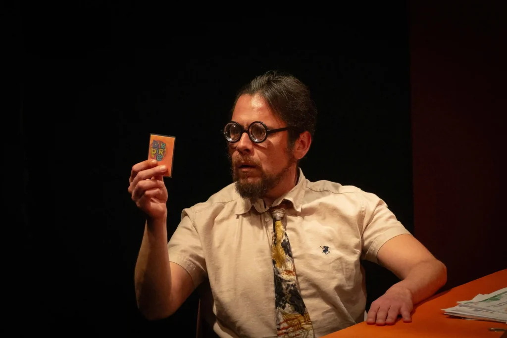 Actor trabajando la construcción de personaje durante un taller, parte de la formación teatral en Michoacán que ofrece el CEDRAM.