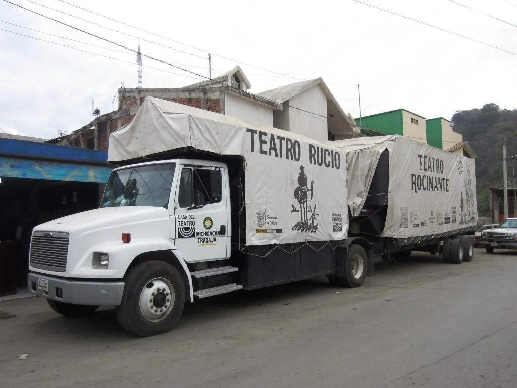 El camión y remolque del Teatro Rocinante del CEDRAM, listo para una gira de teatro en Pátzcuaro y sus alrededores.