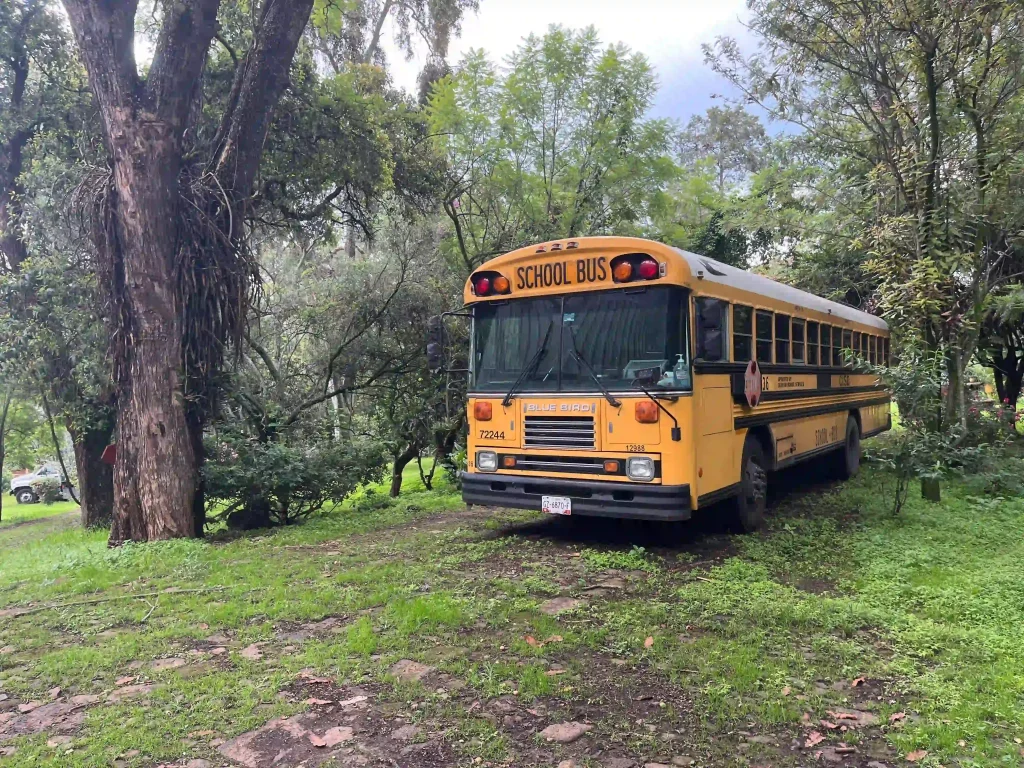 El autobús del Teatro Xanharati, el "caminante" que lleva funciones de teatro a comunidades en Pátzcuaro y Michoacán.
